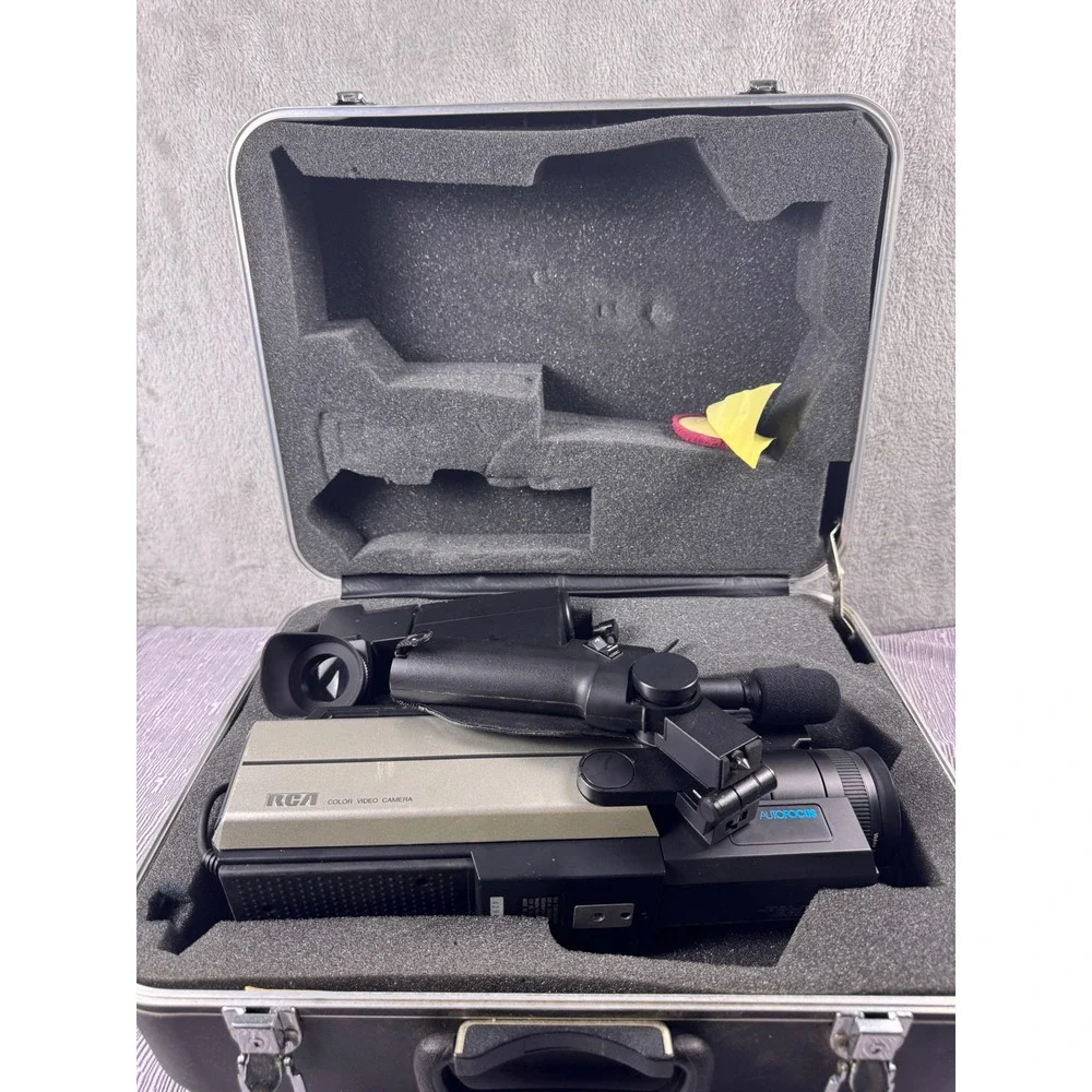 Vintage 1984 RCA Color Video Camera Autofocus with Electronic Viewfinder & Case